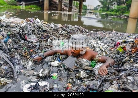 Dhaka, Bangladesh. 11 Luglio 2020. Un volontario pulisce la riva del fiume che circonda il canale. Era un canale prima ma deposito continuo di rifiuti urbani lo rende una terra a Savar. Credit: SOPA Images Limited/Alamy Live News Foto Stock