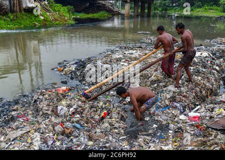 Dhaka, Bangladesh. 11 Luglio 2020. I volontari puliscono le rive del fiume che circondano il canale. Era un canale prima ma il deposito continuo di rifiuti urbani lo rende una terra a Savar. Credit: SOPA Images Limited/Alamy Live News Foto Stock