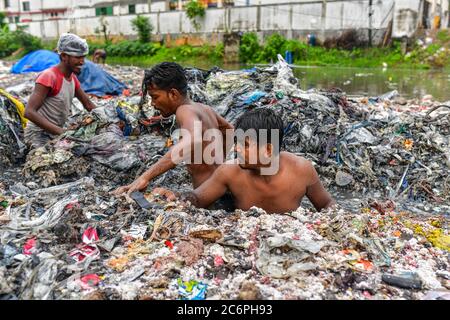 Dhaka, Bangladesh. 11 Luglio 2020. I volontari puliscono le rive del fiume che circondano il canale. Era un canale prima ma il deposito continuo di rifiuti urbani lo rende una terra a Savar. Credit: SOPA Images Limited/Alamy Live News Foto Stock