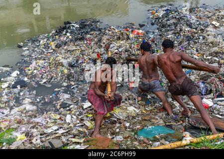 Dhaka, Bangladesh. 11 Luglio 2020. I volontari puliscono le rive del fiume che circondano il canale. Era un canale prima ma il deposito continuo di rifiuti urbani lo rende una terra a Savar. Credit: SOPA Images Limited/Alamy Live News Foto Stock