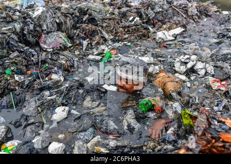 Dhaka, Bangladesh. 11 Luglio 2020. Un volontario pulisce la riva del fiume che circonda il canale. Era un canale prima ma deposito continuo di rifiuti urbani lo rende una terra a Savar. Credit: SOPA Images Limited/Alamy Live News Foto Stock