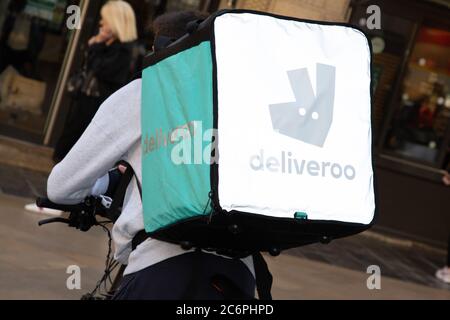 Bordeaux, Aquitaine / Francia - Marzo 22 2019 : deliveroo colazione Takeaway a Bordeaux gli ordini vengono messi attraverso la sua app o sito web e poi corrieri Foto Stock