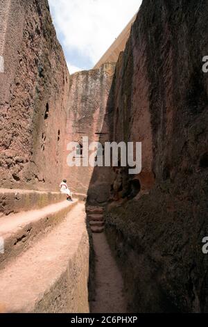 Un sacerdote fuori da una chiesa scavata nella roccia a Lalibela, Etiopia. Foto Stock