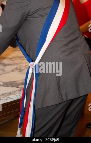 Sciarpa tricolore del sindaco della città durante una celebrazione in Francia Foto Stock