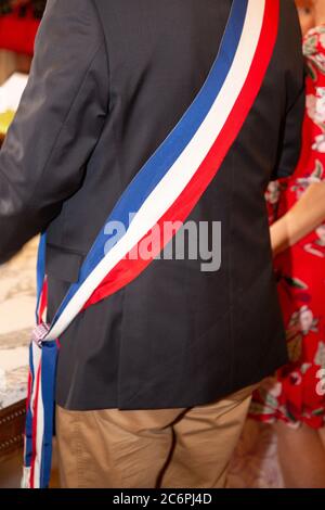 Sciarpa tricolore francese del sindaco durante una celebrazione in Francia Foto Stock