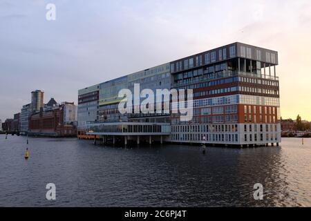 Il Silodam, Amsterdam, Paesi Bassi. Silodam, un blocco che contiene oltre 150 appartamenti che prende il nome da vicino silos di grano. Foto Stock