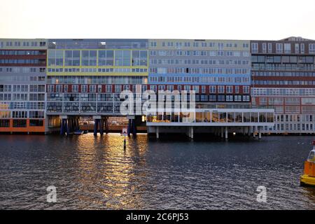 Il Silodam, Amsterdam, Paesi Bassi. Silodam, un blocco che contiene oltre 150 appartamenti che prende il nome da vicino silos di grano. Foto Stock