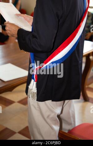 Sciarpa tricolore del sindaco francese durante una celebrazione in Francia Foto Stock