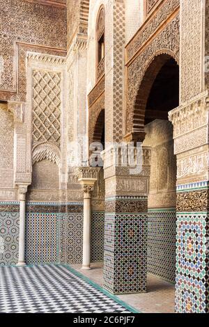 Fez, Marocco - 23 febbraio 2019: Interno della Madrasa Bou Inania - antico istituto di istruzione superiore. E' famoso per il suo architetto Marinid Foto Stock