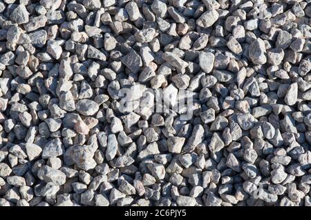 Fondo di tessitura di pietre piccole; pila di ciottoli grigio chiaro; percorso decorativo Foto Stock