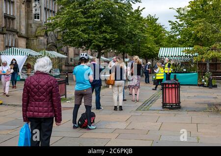 Le persone che si accodano alla riapertura del mercato agricolo dopo il blocco durante la pandemia di Covid-19, Haddington, East Lothian, Scozia, Regno Unito Foto Stock