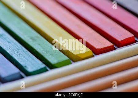 Gesso bastoni pastello, astratto sfondo colorato, colori arcobaleno, messa a fuoco morbida Foto Stock