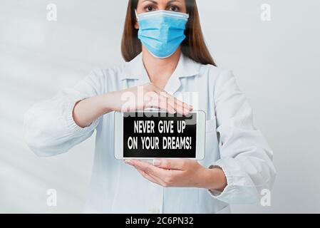 Scrittura concettuale della mano che mostra mai non dare in su sui vostri sogni. Concetto che significa credere in te camminare il tecnico del laboratorio di camminata con p Foto Stock