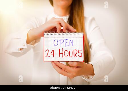 Cartello di testo con la scritta Open 24 hours. Testo foto business disponibile tutto il giorno e tutta la notte senza chiusura o arresto modello con diverso colore vuoto Foto Stock