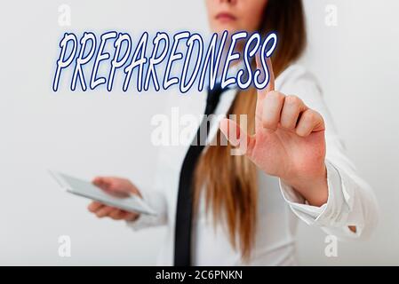 Testo di scrittura di parole preparazione. Foto di business che mostra la qualità o lo stato di preparazione in caso di eventi imprevisti modello con aletta a mano di puntamento Foto Stock