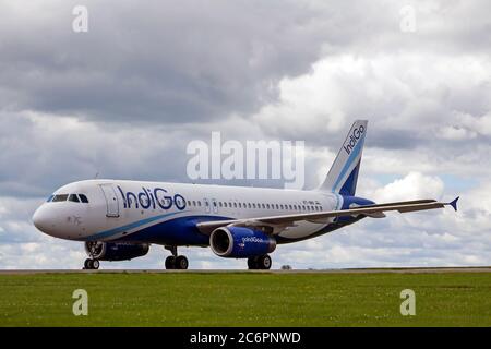 VT-INV Airbus A320-232 di Indian Airline Indigo immagazzinato all'aeroporto di Cotswold, EGBP, Kemble in attesa di demolizione con ASI Air Salvage International Foto Stock