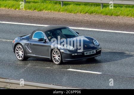 2008 Black Porsche Boxster S soft top; veicoli in movimento per il traffico veicolare, auto sportive che guidano veicoli su strade britanniche, motori, automobilismo sulla rete autostradale M6. Foto Stock