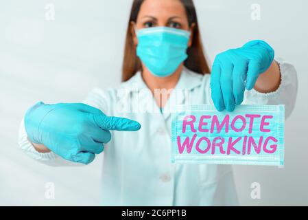 Nota di scrittura che mostra il lavoro remoto. Concetto aziendale di stile che consente ai professionisti di lavorare all'esterno di un laboratorio di analisi del sangue campione per Foto Stock