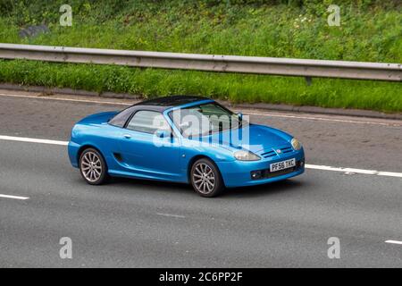 2007 Blue MG TF Spark 135 mg; veicoli veicolari in movimento, automobili che guidano veicoli su strade del Regno Unito, motori, motori sulla rete autostradale M6. Foto Stock