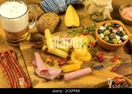 Formaggio Smollé ceco - Olomoucke tvaruzky. Formaggio stinoso. Delicatezza aromatica. Prodotti caseari. Formaggio ceco tradizionale. Foto Stock