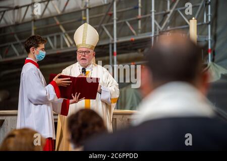 Monaco, Germania. 11 Luglio 2020. Il Cardinale Reinhard Marx, Arcivescovo di Monaco e Freising, parla alla Congregazione durante un servizio. Undici adulti sono stati battezzati dal Cardinale nella Chiesa di San Michele. Credit: Lino Mirgeler/dpa/Alamy Live News Foto Stock