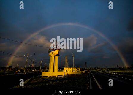 Luglio, 2020 - Arkhangelsk. Stele d'ingresso alla città di Arkhangelsk. L'iscrizione 'Arkhangelsk'. Russia, regione di Arkhangelsk Foto Stock