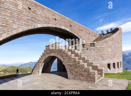 Tamaro, Svizzera - 03 ottobre 218: Cappella di Santa Maria degli Angeli sul Monte Tamaro dell'arctetto svizzero Mario Botta nel Canton Ticino, Svizzero Foto Stock