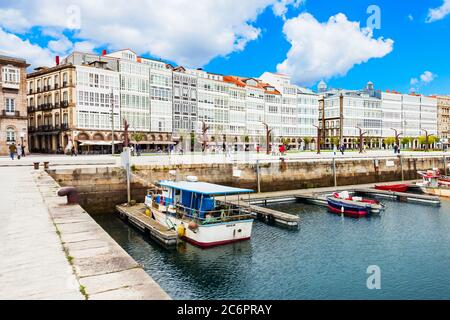 A Coruna, Spagna - 24 settembre 2017: yacht e barche a La Coruña in porto della città in Galizia, Spagna Foto Stock