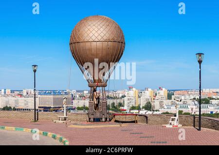 NIZHNY Novgorod, Russia - 29 giugno 2016: Jules Verne monumento su Fedorovsky terrapieno a Nizhny Novgorod. Nizhny Novgorod è la quinta città più grande i Foto Stock