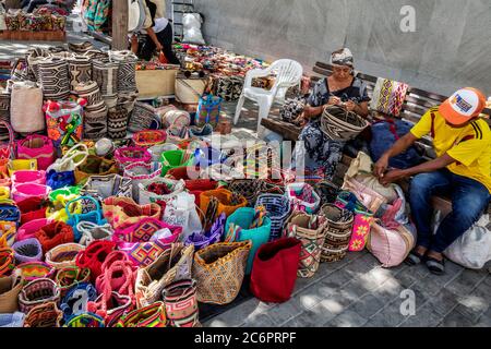 Santa Marta-Colombia, 16. Gennaio 2020: Vista di colorati souvenir turistici in vendita nella città vecchia di Santa Marta, Colombia. Foto Stock