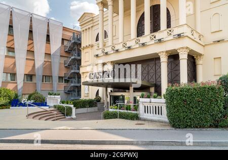 Mendrisio, Ticino, Svizzera - 8 settembre 2017: Ingresso del Casinò Ammiraglio Mendrisio, è uno dei casinò più lussuosi e alla moda di tutta la città Foto Stock