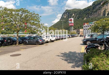 Mendrisio, Ticino, Svizzera - 8 settembre 2017: Parcheggio esterno del FoxTown, il più grande centro outlet dell'Europa meridionale, Foto Stock