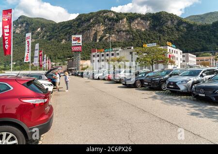 Mendrisio, Ticino, Svizzera - 8 settembre 2017: Parcheggio esterno del FoxTown, il più grande centro outlet dell'Europa meridionale, Foto Stock