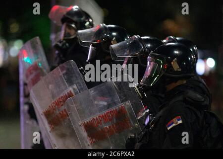 Belgrado, Serbia. 10 luglio 2020. I manifestanti si scontrano con la polizia antisommossa durante una protesta contro un blocco programmato per la capitale questo fine settimana per fermare la diffusione della malattia del coronavirus, protestando anche contro il presidente Aleksandar Vucic e il suo governo. Credit: Nikola Krstic/Alamy Live News Foto Stock