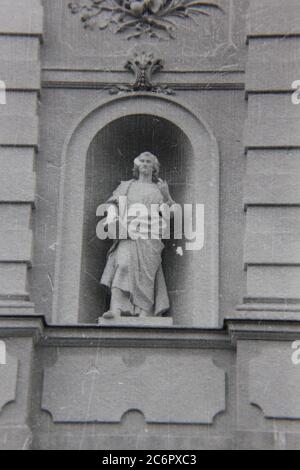 Fine anni '70 vintage nero e bianco stile di vita fotografia di una statua pubblica di una persona famosa. Foto Stock