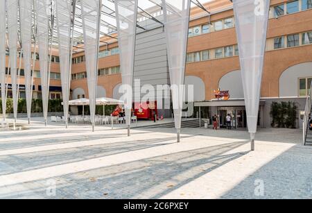 Mendrisio, Ticino, Svizzera - 8 settembre 2017: L'ingresso del FoxTown, il più grande centro outlet di fabbrica del Sud Europa, si trova i Foto Stock