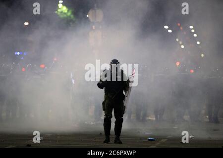 Belgrado, Serbia. 10 luglio 2020. I manifestanti si scontrano con la polizia sommossa per protestare contro un blocco programmato per la capitale questo fine settimana per fermare la diffusione della malattia del coronavirus, protestando anche contro il presidente Aleksandar Vucic e il suo governo. Credit: Nikola Krstic/Alamy Live News Foto Stock