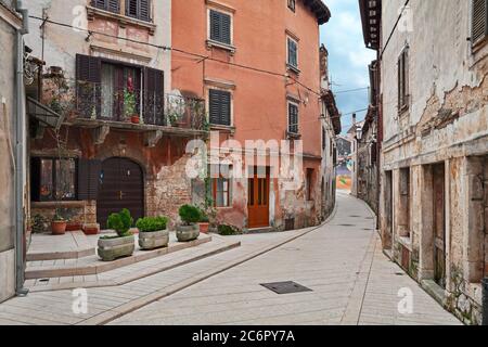 Vodnjan, Istria, Croazia: Pittoresco vicolo antico con case antiche nella città medievale vicino Pola Foto Stock