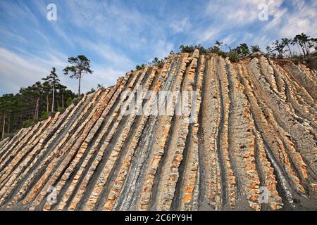 Saint-Julien-du-Verdon, Castellane, Provenza, Francia: Strana formazione geologica accanto al lago di Castillon nel parco naturale Verdon Foto Stock