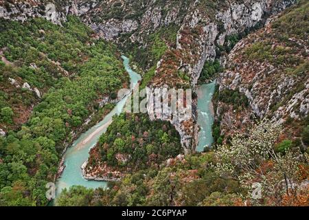 Gola di Verdon, Provenza-Alpi-Costa Azzurra, Francia: Meandro del fiume al confine tra i comuni di Rougon, la Palud-sur-Verdon, Aiguin Foto Stock