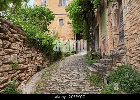 Gordes, Vaucluse, Provenza, Francia: Antico vicolo della città collinare nel parco naturale regionale del Luberon Foto Stock