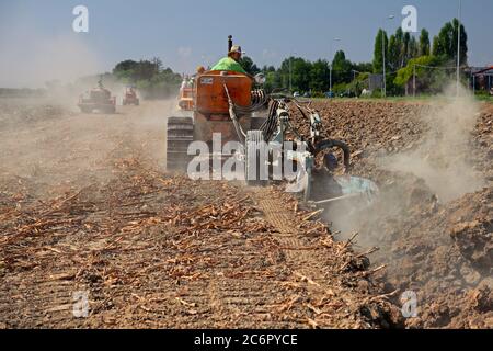 Coltivatore che aratura il campo con un vecchio trattore cingolato e l'aratro durante la fiera di campagna Rombi agricoli, il 30 agosto 2015 a Sant'Agata sul Santern Foto Stock