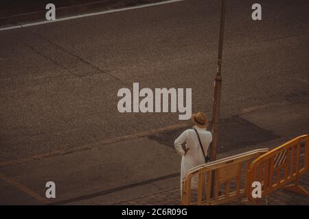 Moderno ed elegante uomo arabo che aspetta nel concetto di strada degli affari Foto Stock