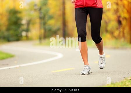 Gambe di runner e scarpe da running Foto Stock