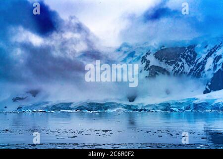 Blue Glacier Snow Mountains Paradise Bay Skintorp Cove Antartide. Ghiaccio blu ghiacciaio perché l'aria strizzata dalla neve. Foto Stock