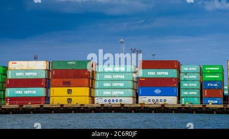 Cina UK Trade - Cina Shipping e contenitori Cosco scaricati a Felixstowe Port, UK Foto Stock