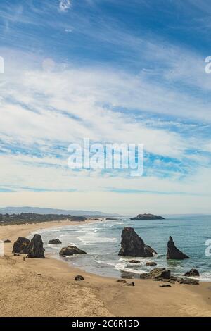 Immagine verticale - Vista delle maree sulla spiaggia di Bandon dal punto di vista Foto Stock