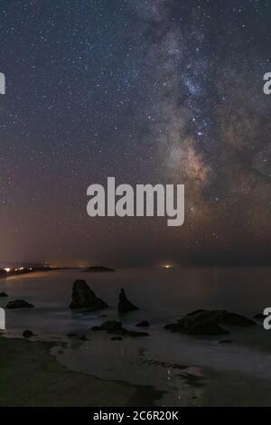 Immagine verticale - Galassia Via Lattea sopra Bandon Beach in Oregon Foto Stock