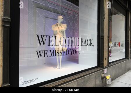 Saks Fifth Avenue nel Midtown Manhattan finestra con segnaletica per la riapertura nella fase 3 della pandemia COVID-19, luglio 2020, New York City, USA Foto Stock