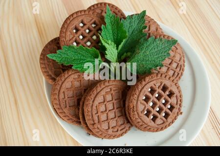 Porzioni di biscotti al cioccolato su sfondo di legno. Impilare i biscotti con scaglie di cioccolato. Sfondo panetteria, guardaroba di fotografia alimentare Foto Stock